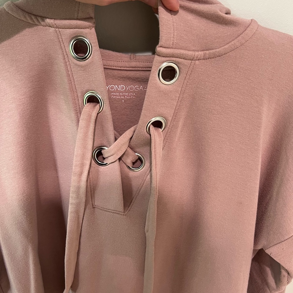 Beyond Yoga Mauve Lace-Up Cropped Sweatshirt - Picture 3 of 4